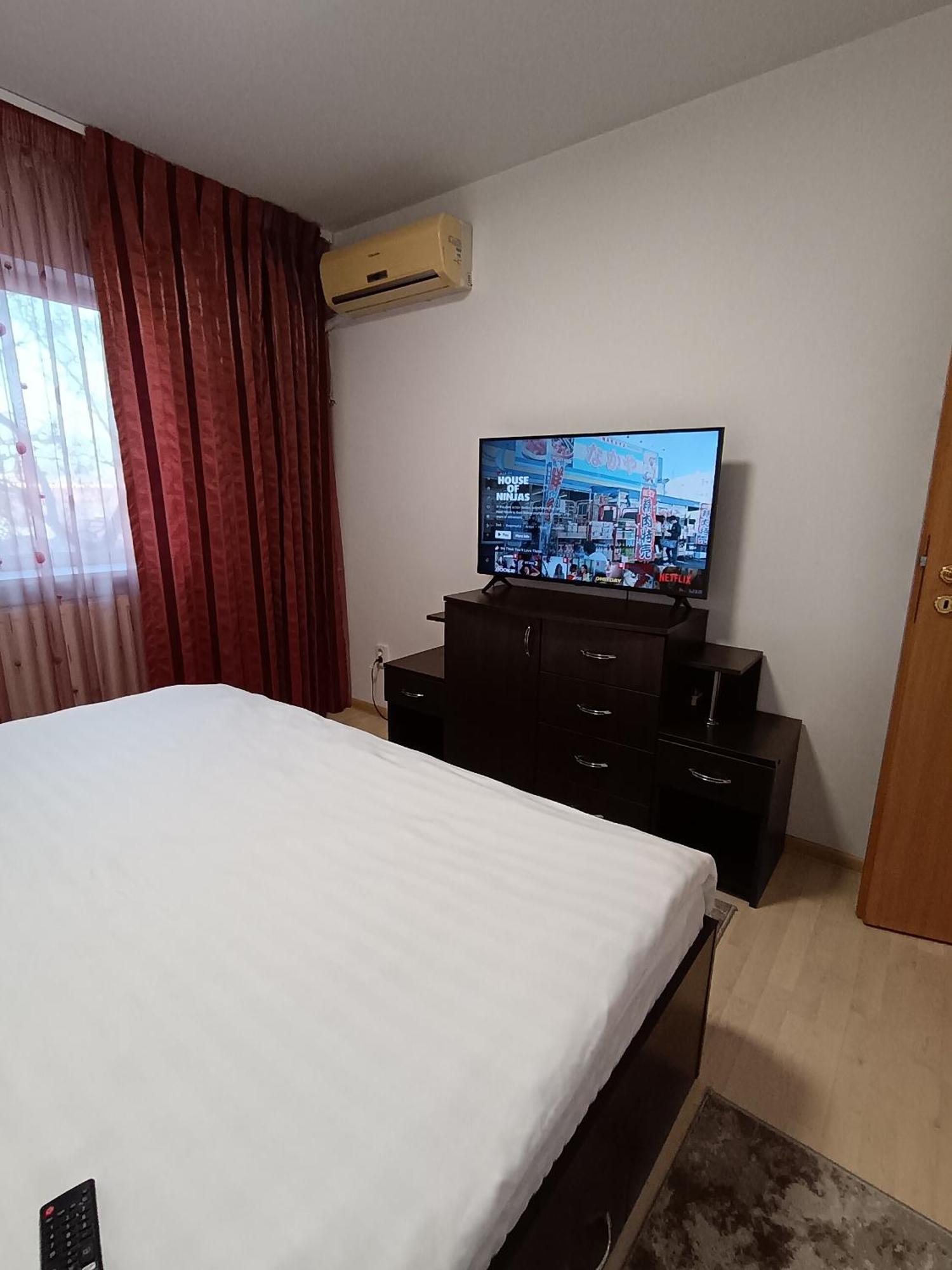 Adrian Home 3 Rooms Apartment プロイェシュティ エクステリア 写真