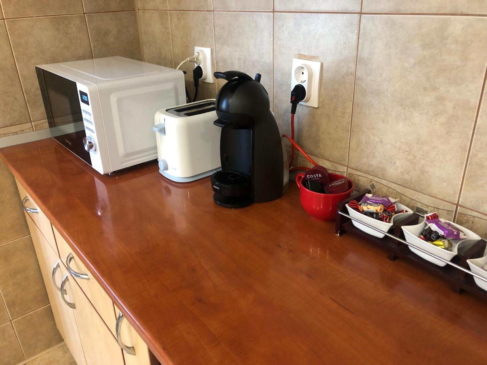 Adrian Home 3 Rooms Apartment プロイェシュティ エクステリア 写真