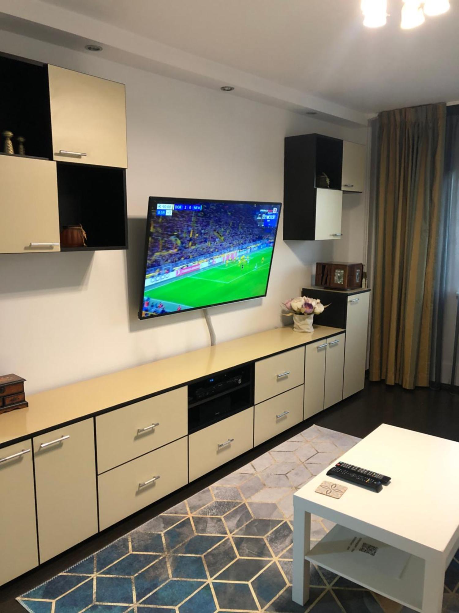 Adrian Home 3 Rooms Apartment プロイェシュティ エクステリア 写真